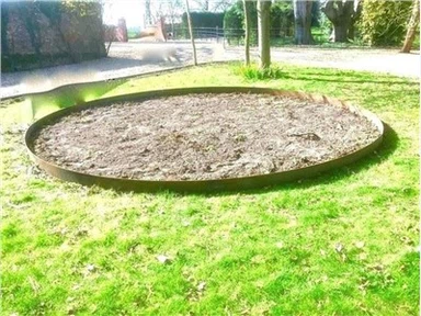 Kovová zahradní obruba Corten ocelová hrana trávníku