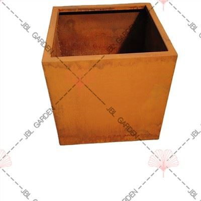 Černá kovová krabice na květináče