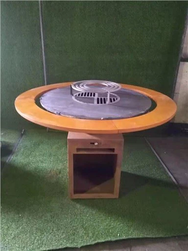Zahradní rezavý kovový BBQ gril sporák