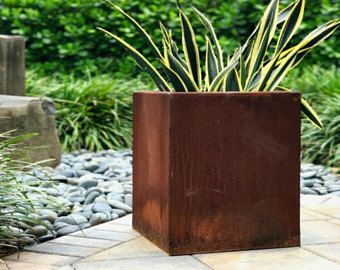 JBL Garden představuje vlastní květináče z Corten Steel pro moderní venkovní ...