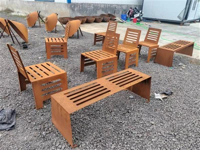 Rezavá ocelová lavice